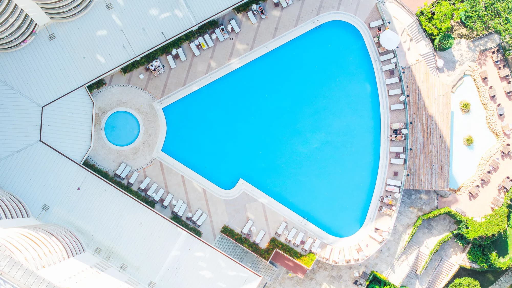 Goldcity kompleksinde havuz başında yaşam, Kargıcak – Alanya